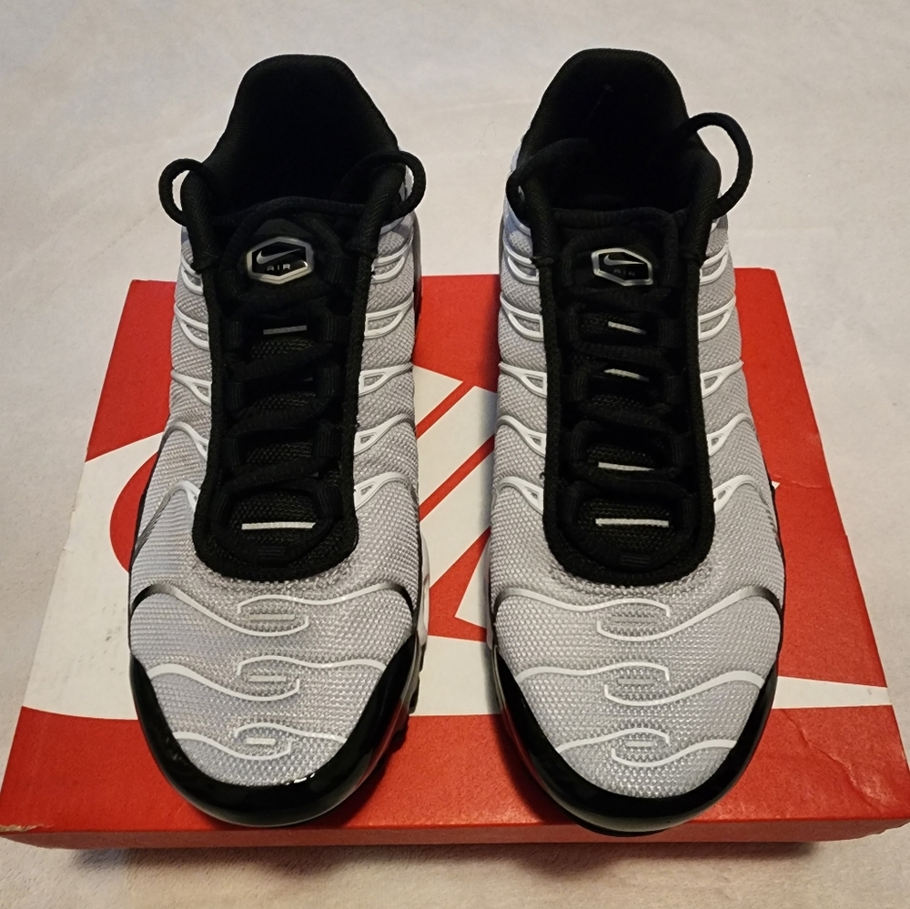 Beautiful Nike Air Max Plus (GS)Boys 4y or Women/Girls 6 NWT